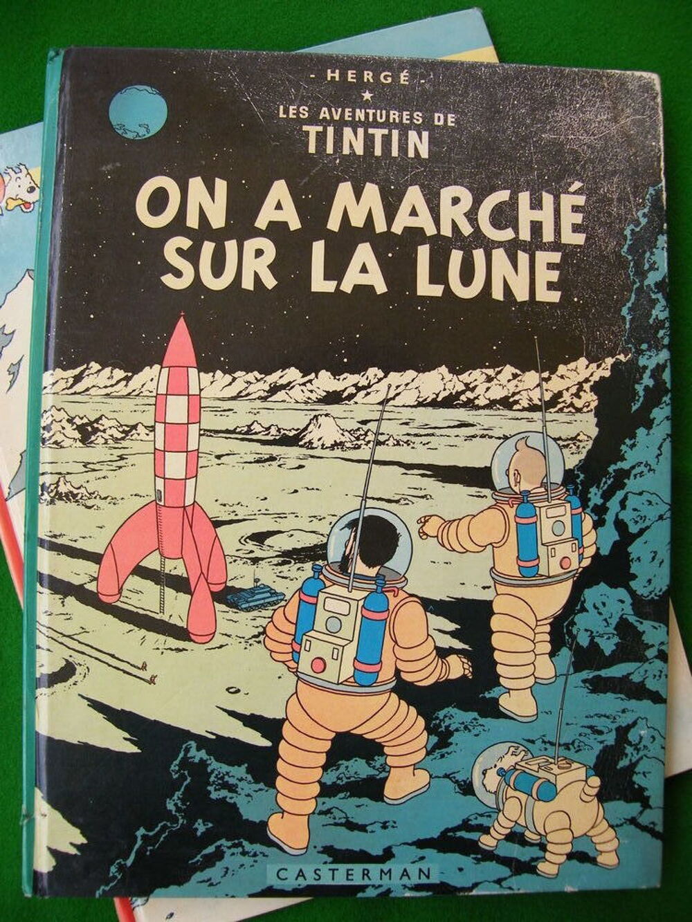 DEUX BD ANCIENNES 1966 " TINTIN AU TIBET " " ON A MARCHE SUR Livres et BD
