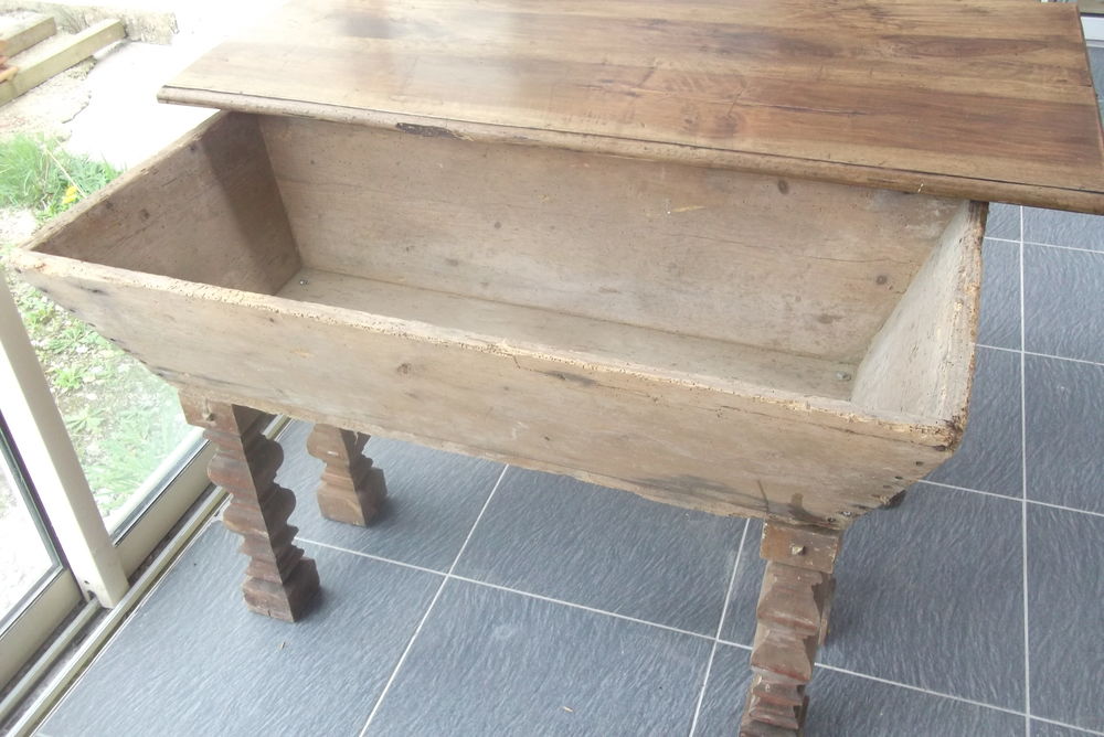 TABLE PETRIN en MASSIF 126 x 63 cm H. 76 cm Meubles