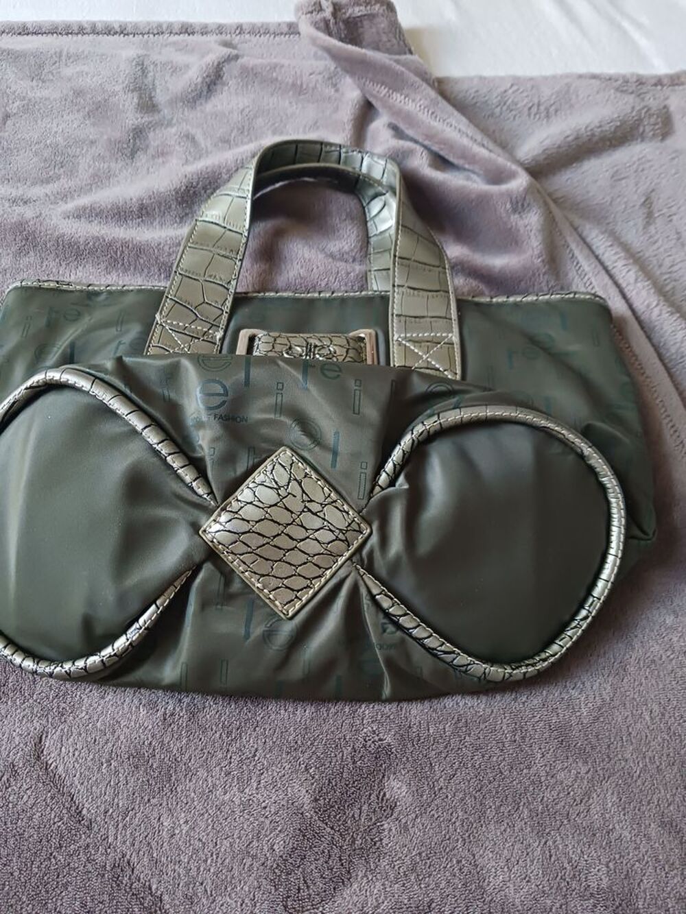 Sac &agrave; main vert avec motifs et d&eacute;tails m&eacute;talliques Maroquinerie