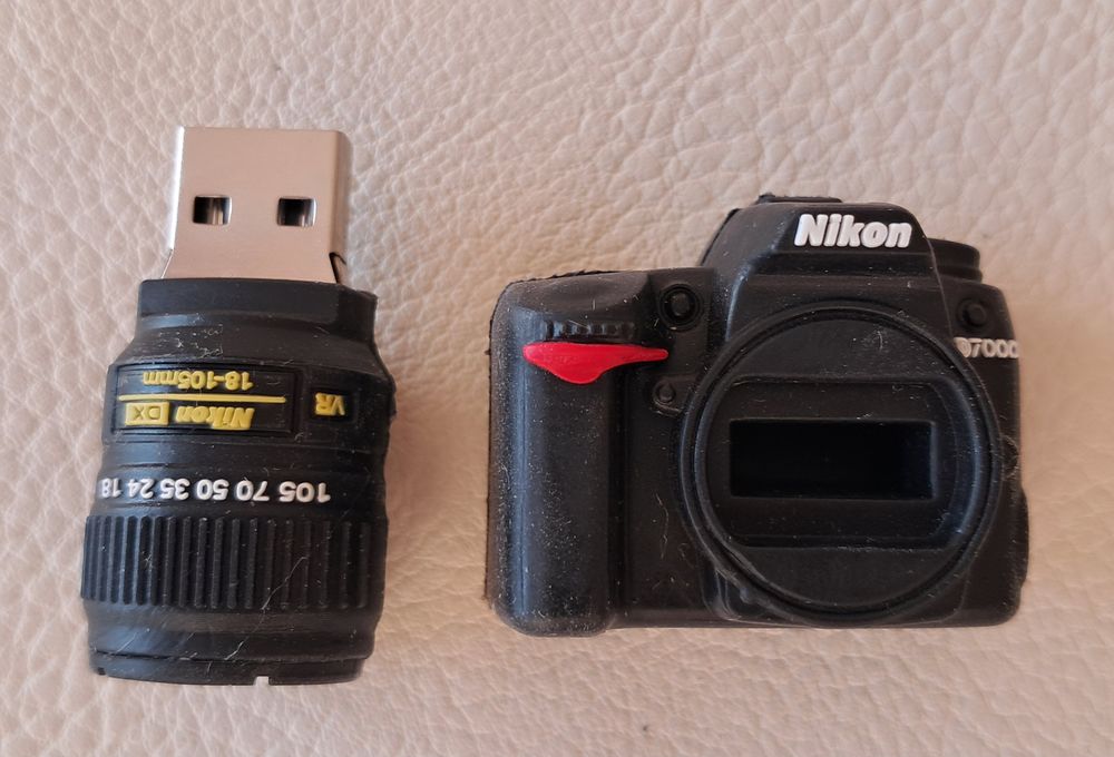 cl&eacute; usb 8 gb reproduction d'un appareil photo nikon D 7000
Matériel informatique