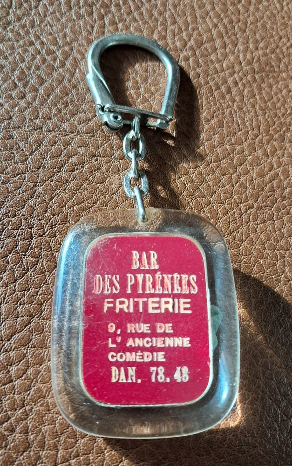 ancien porte cl&eacute; publicitaire vintage bar des Pyr&eacute;n&eacute;es 
