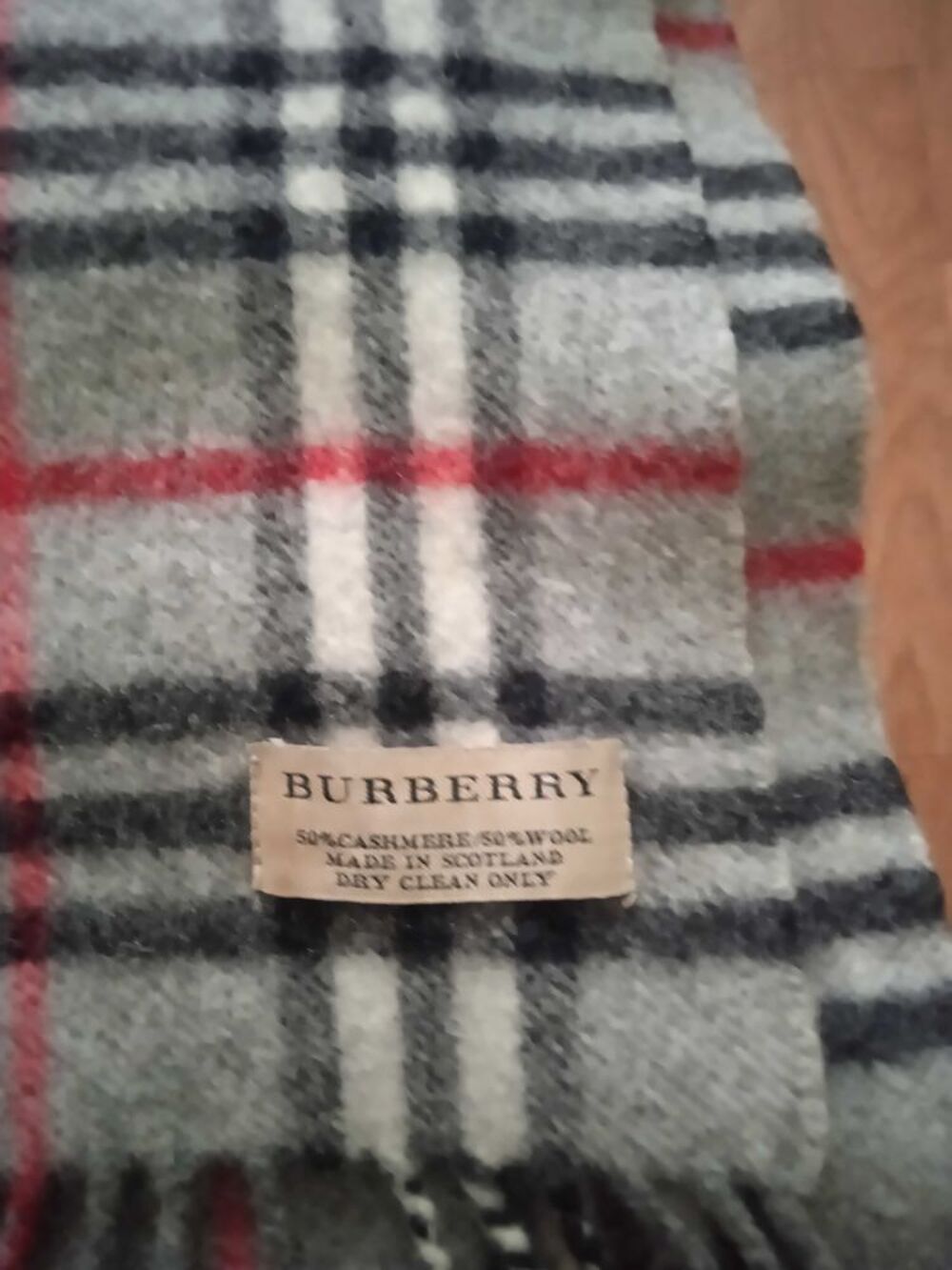 &eacute;charpe Burberry tr&egrave;s bon &eacute;tat.a d&eacute;battre Maroquinerie