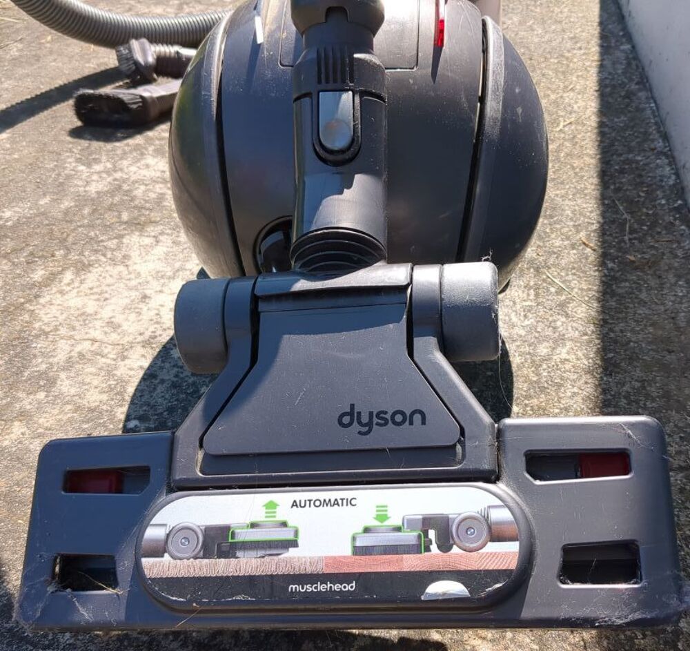 Aspirateur Dyson ball DC 37 &agrave; r&eacute;parer Electroménager