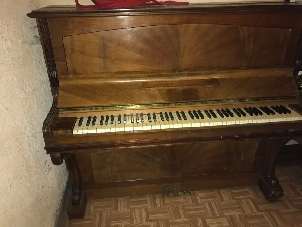 Donne piano droit Instruments de musique