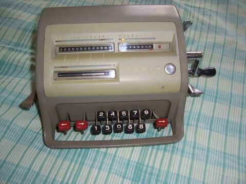 machine à calculer ancienne avec plaque en dessous
0 Soullans (85)