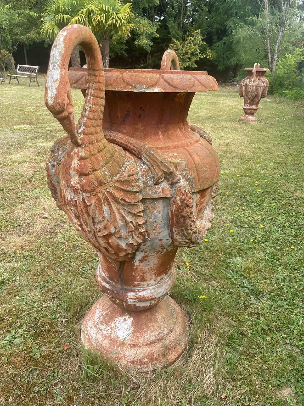 Magnifique vase orn&eacute; de cols de cygne en fonte Décoration