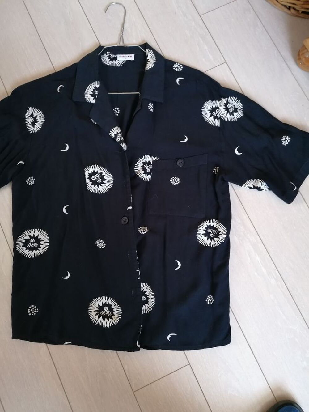Une chemise jaune Disney et une chemise marque Rodier Vêtements