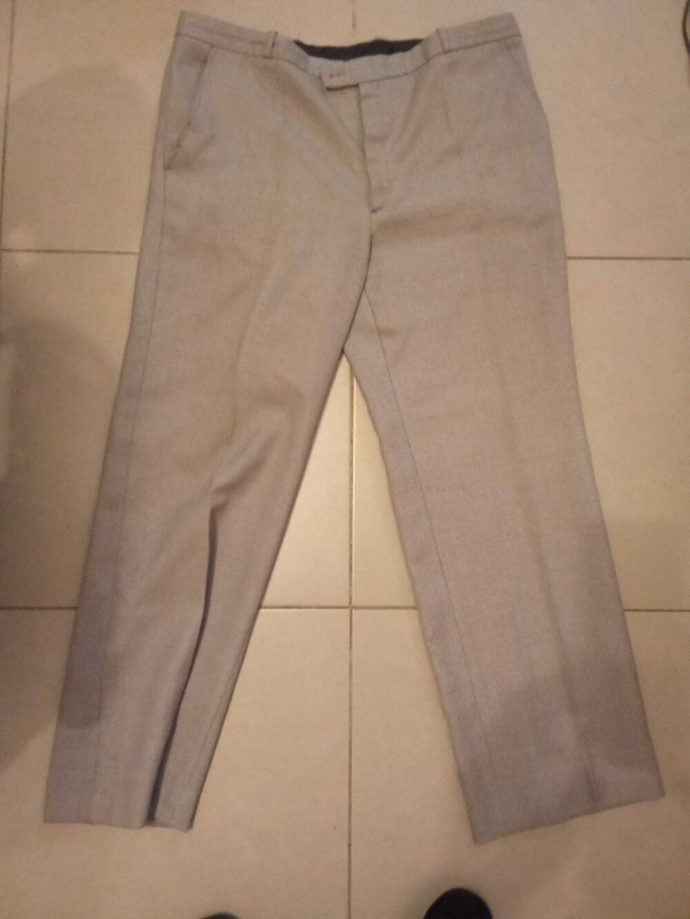 PANTALON DE COSTUME DE COULEUR GRIS TAILLE 46. Vêtements