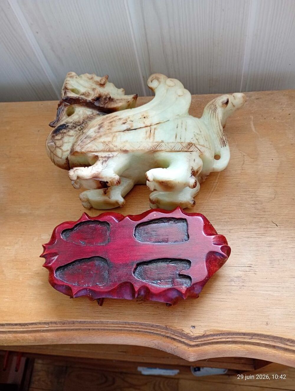 statuette en jade forme de dragon poser sur son socle 