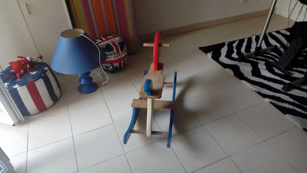 Un cheval &agrave; bascule en bois. Jeux / jouets