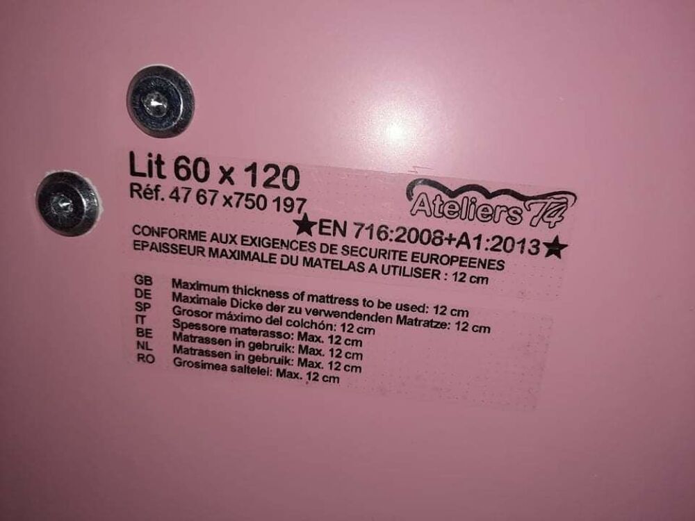 Lit en plexi rose Puériculture