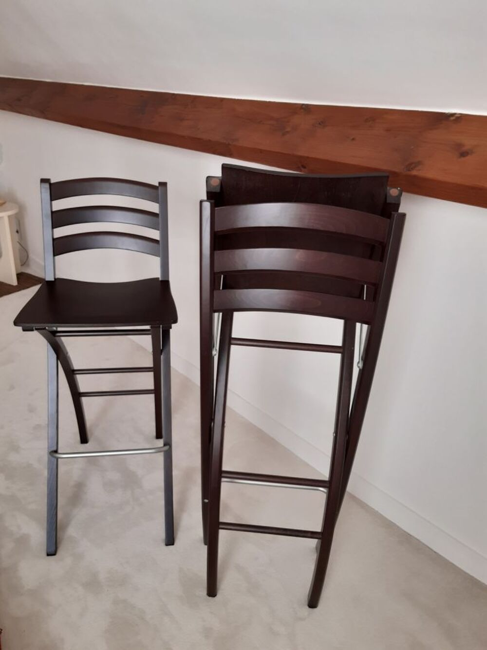 2 chaises de bar couleur wengu&eacute; pliable en bois et m&eacute;tal Meubles