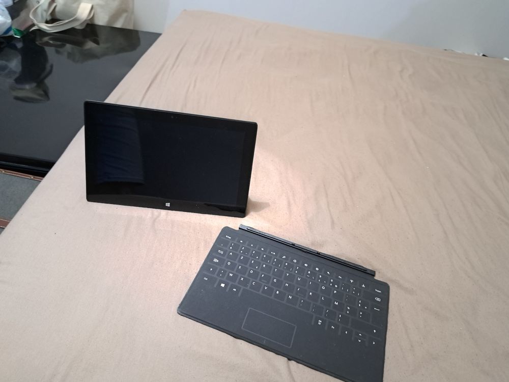 TABLETTE SURFACE WINDOWS AVEC CLAVIER ET PROTECTION Téléphones et tablettes