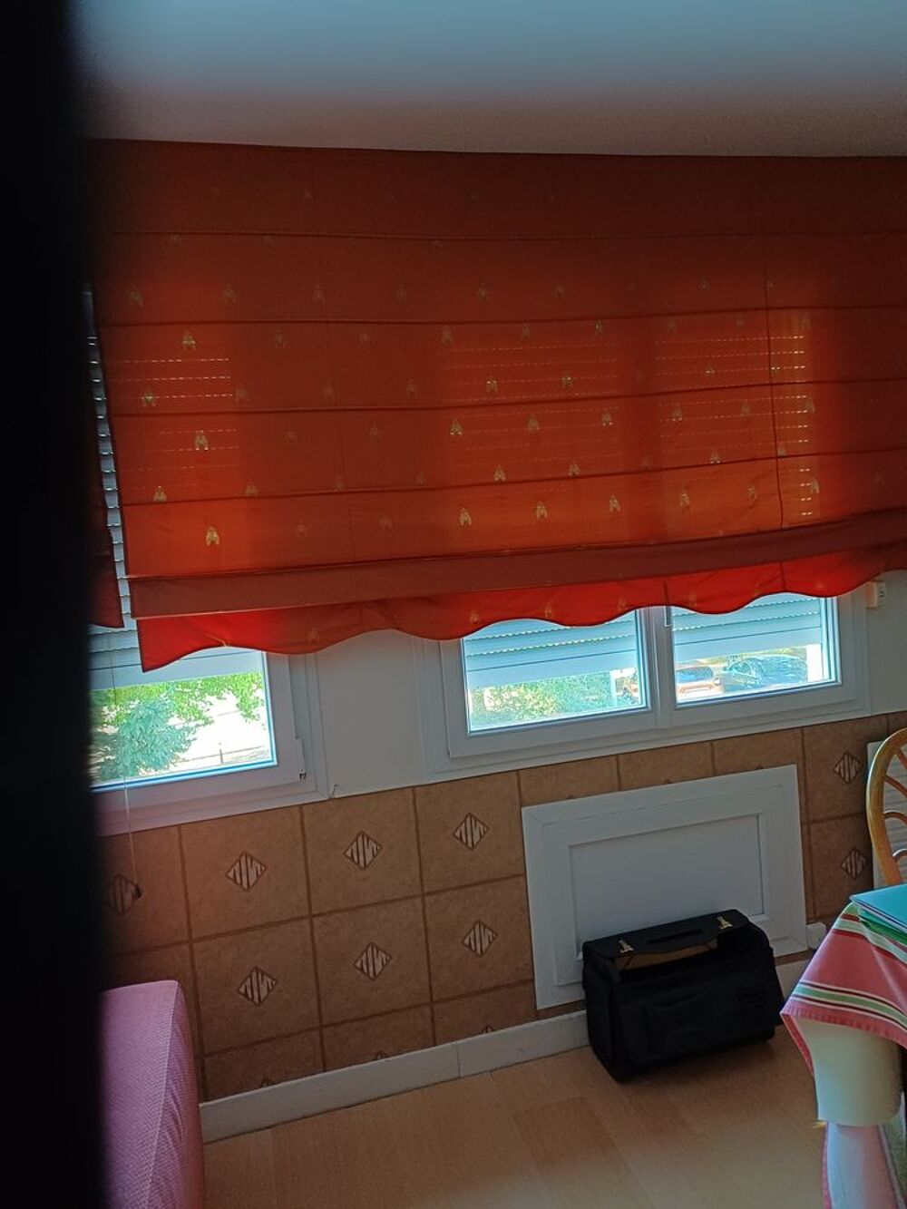 Grand canape de couleur rouge/orange pratiquement neuf Meubles