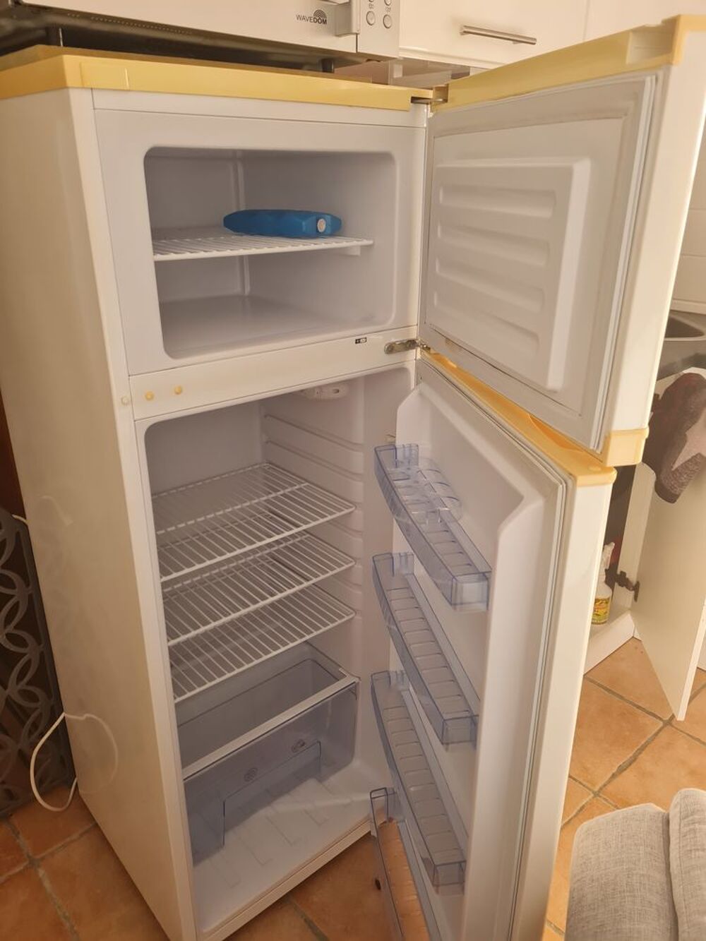 r&eacute;frig&eacute;rateur fortex
142 cm de hauteur
54 cm de largeur Electromnager