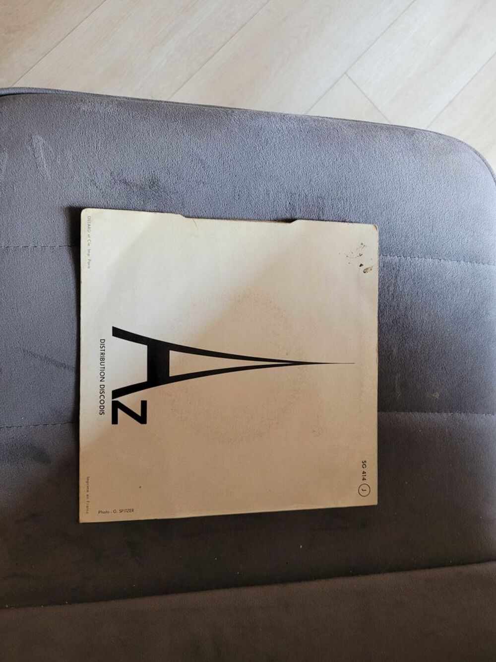 trois disques vinyles 45 tours CD et vinyles