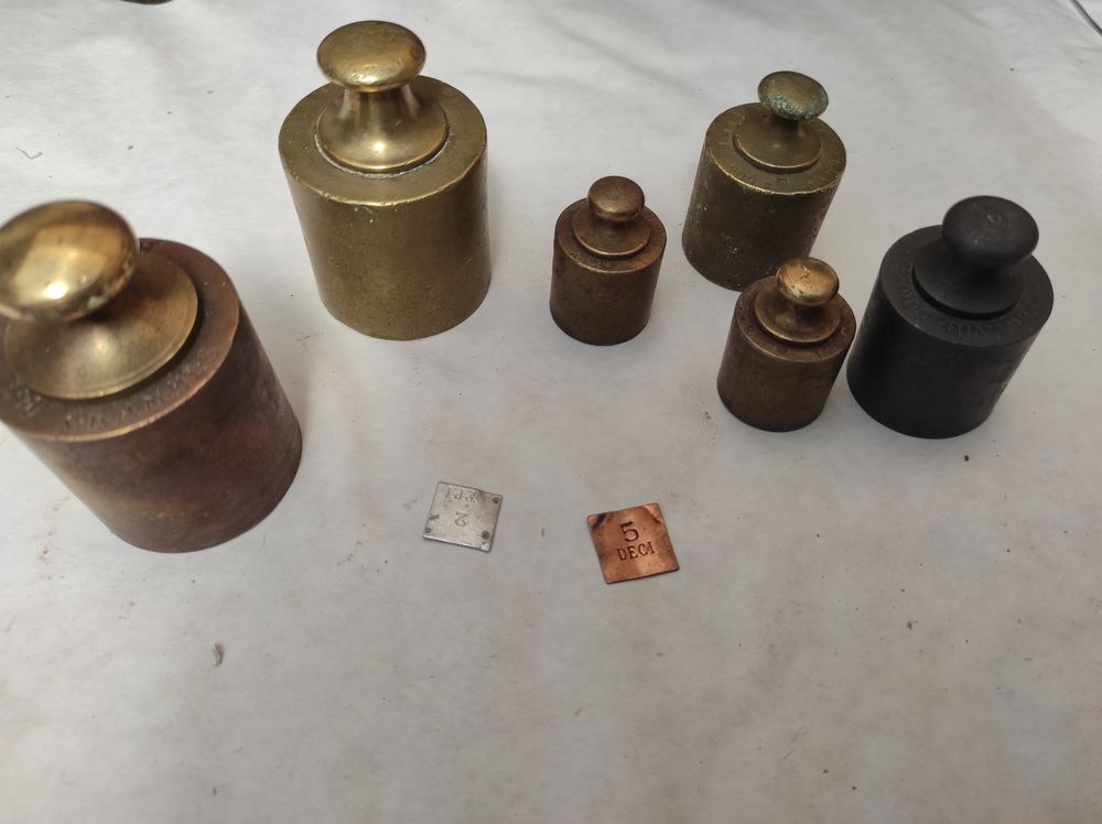 Lot 8 poids en laiton &eacute;tain cuivre 100g 200g 500g 2 d&eacute;ci 