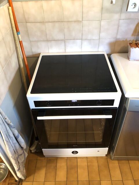 Cuisini�re AEG �lectrique � induction 4 feux 280 Meyzieu (69)