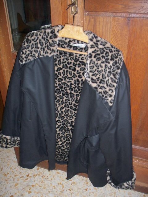 Veste en skai avec fourriure synthétique 20 Saint-Mandrier-sur-Mer (83)