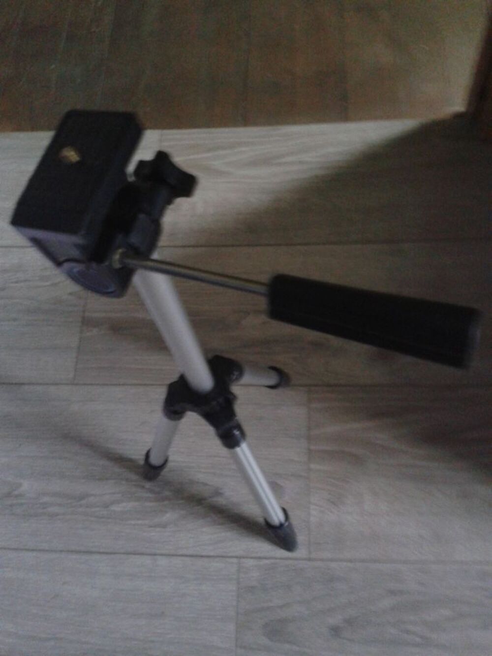 TREPIED POUR APPAREIL PHOTO OU CAMESCOPE. Bricolage