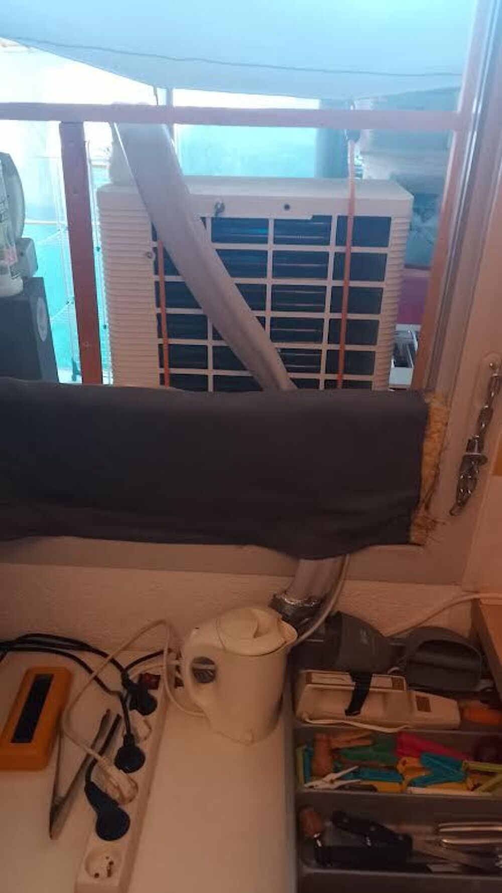 climatiseur mobile avec split et divers mobiliers
Meubles