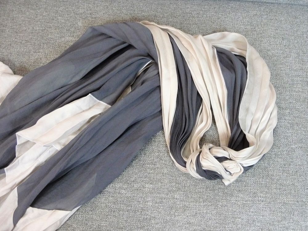 Foulard/ Echarpe Pliss&eacute; Gris et Ecru avec son Noeud Vêtements