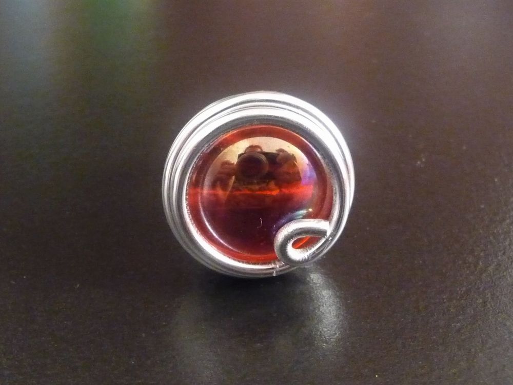 Bague Ronde en M&eacute;tal Argent&eacute; avec sa Bille de Verre Rouge Bijoux et montres