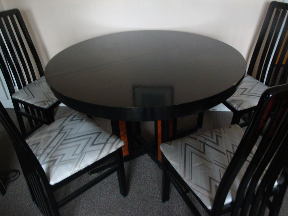 Table rallonge incorpor&eacute;e avec chaises de salle &agrave; manger 
Meubles
