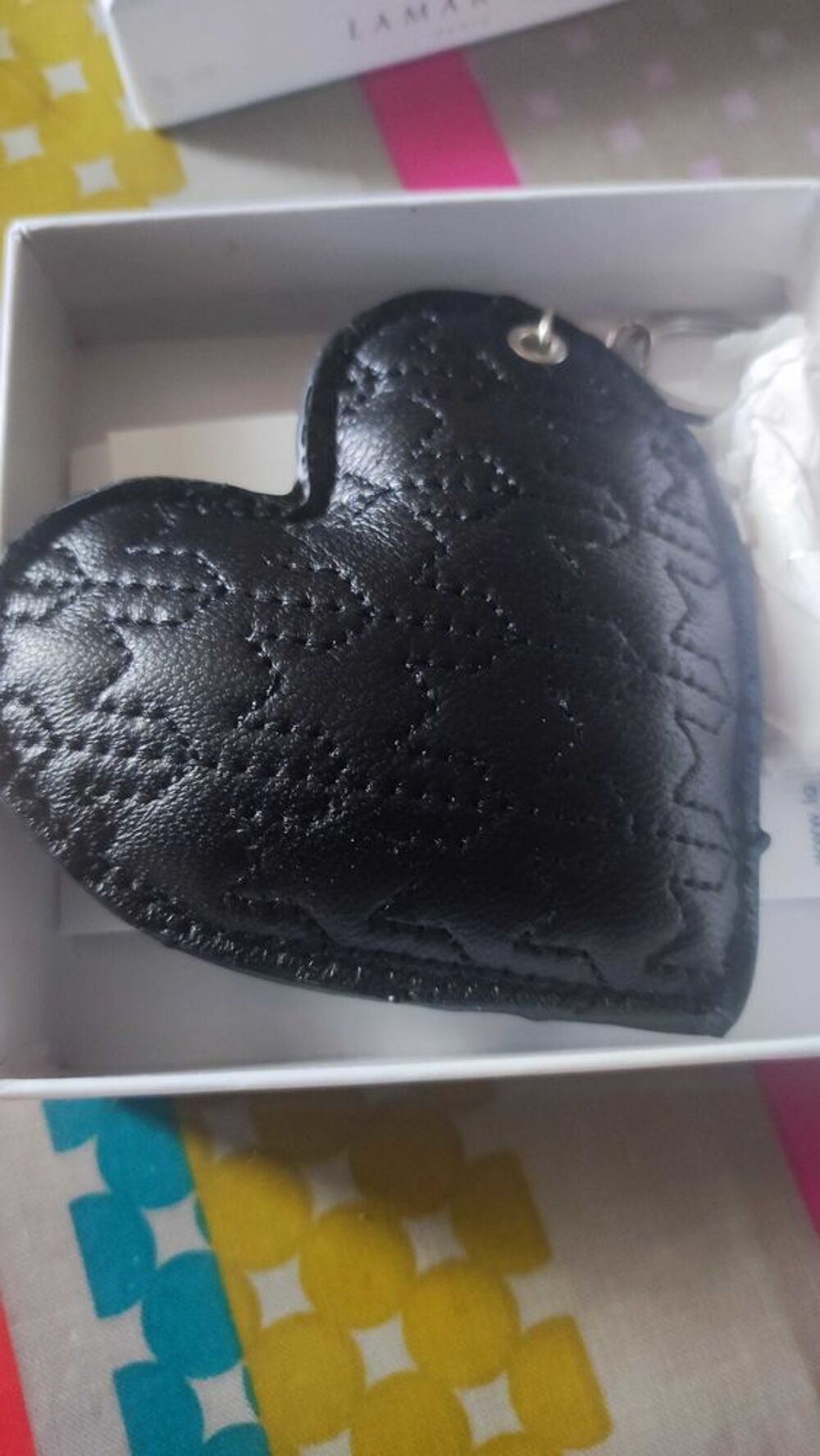 Porte-cl&eacute;s breloque pour sac en cuir v&eacute;ritable. Lamarthe Paris Maroquinerie