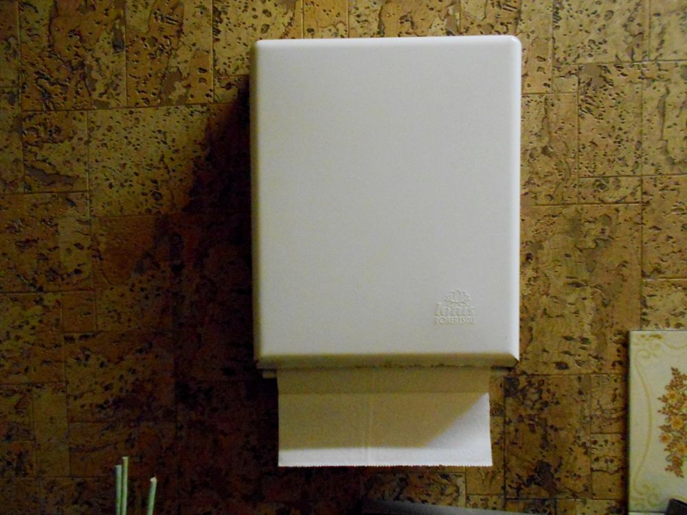 Distributeur de papier essuie mains marque LOTUS Meubles