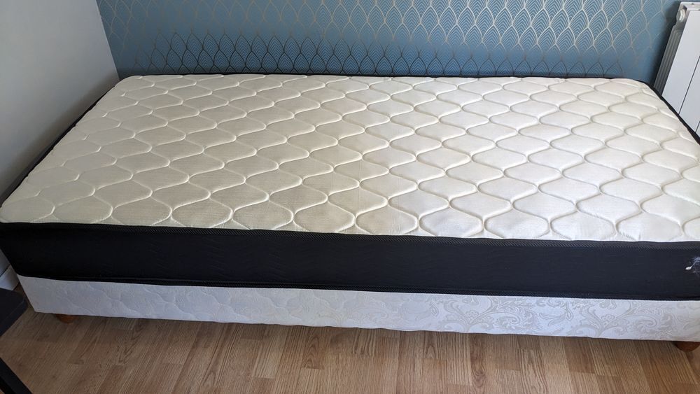 Lit 140 x 90 + matelas et couettes Meubles