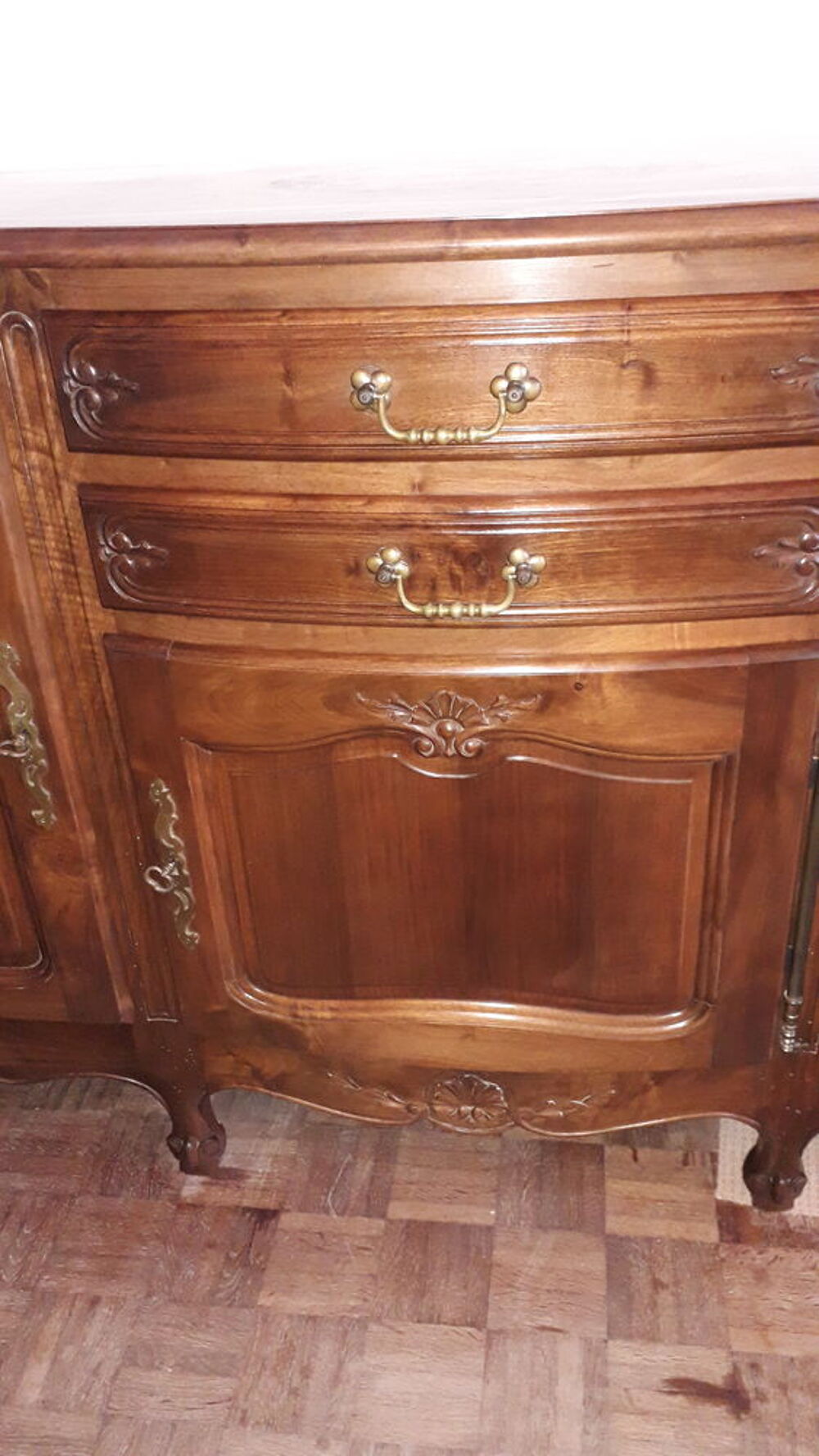 Salle &agrave; manger type Louis 15 noyer massif Meubles