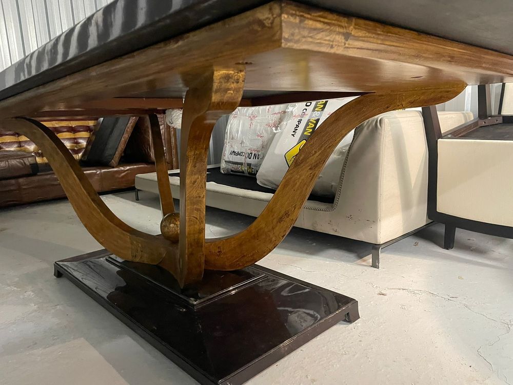 Beautiful and expensive table that seat 8 - 10 people Meubles