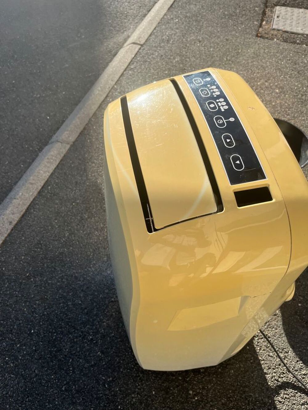 Climatiseur mobile blanc, parfait pour rafra&icirc;chir votre int&eacute; Bricolage
