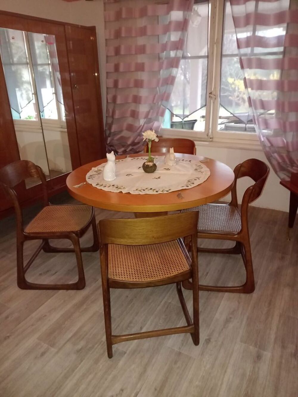 suite de 3 chaises Baumann ann&eacute;e 1970. Meubles