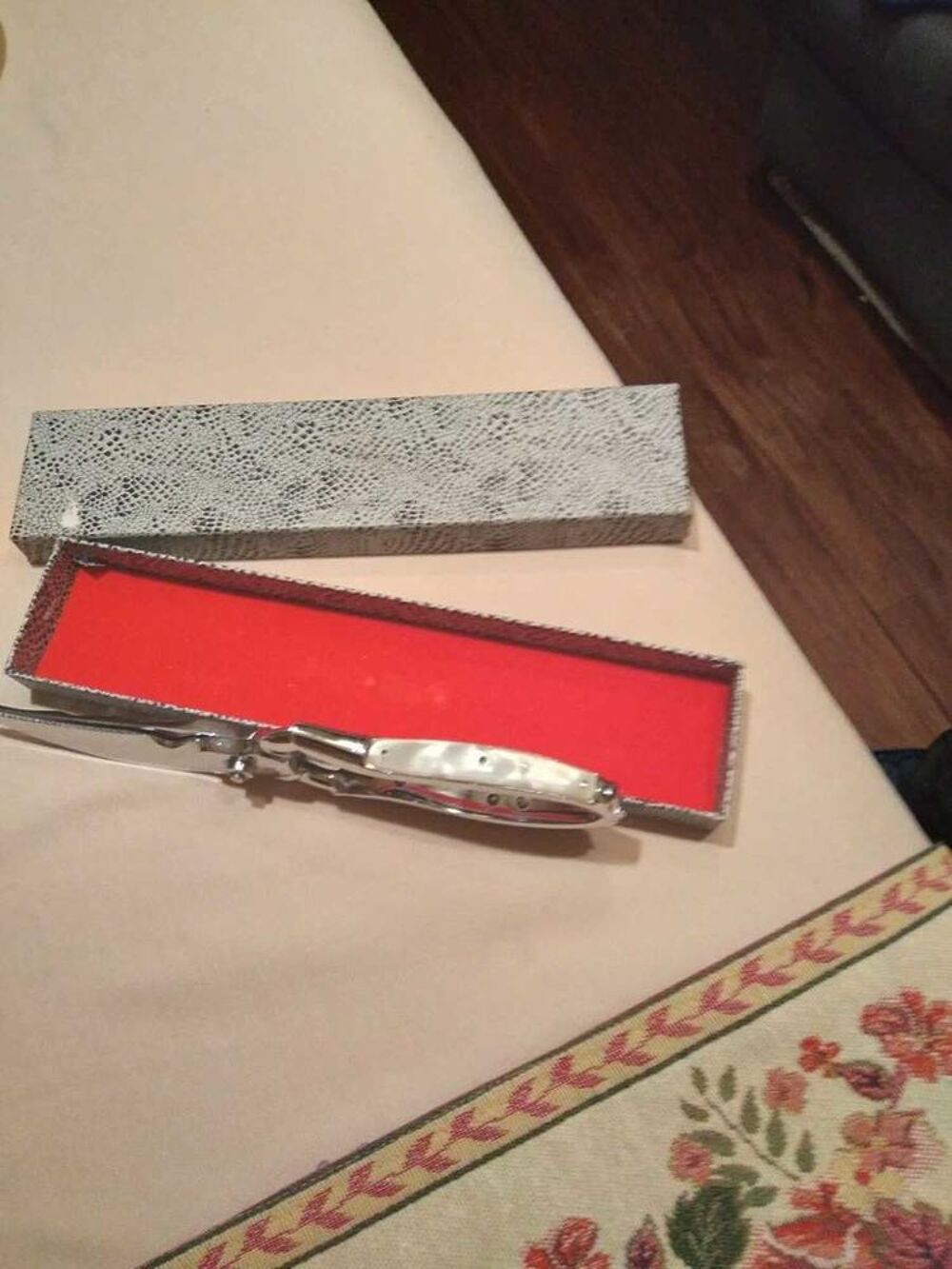 CISEAUX &agrave; € DECOUPER LA VOLAILLE MARQUE " NOGENT "EN NACRE, JAMAIS UTILISE AVEC SA BO&Icirc;TE D'ORIGINE : ANNEES 1970's EN PARFAIT ETAT Electroménager