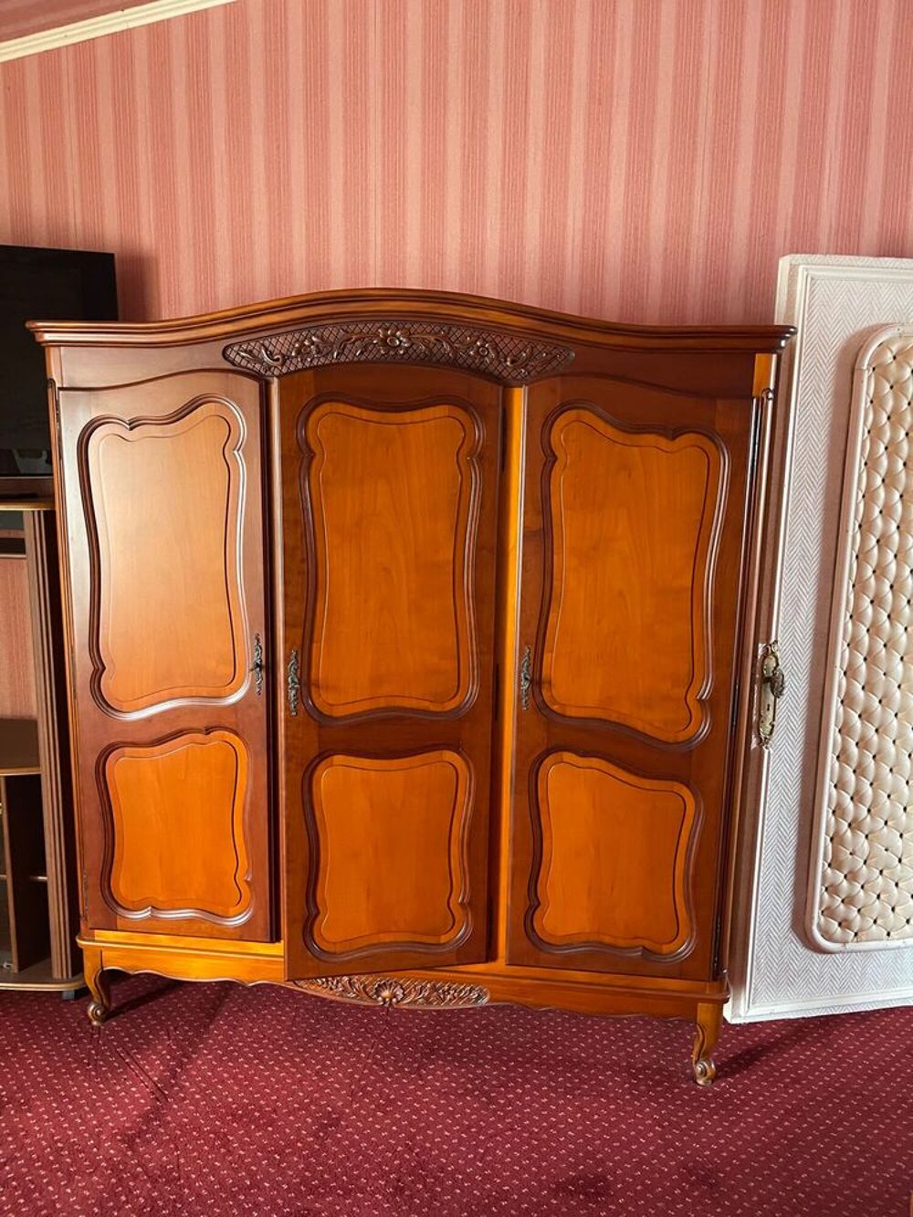 Grande armoire 3 portes style Louis XV bois teinte merisier Meubles