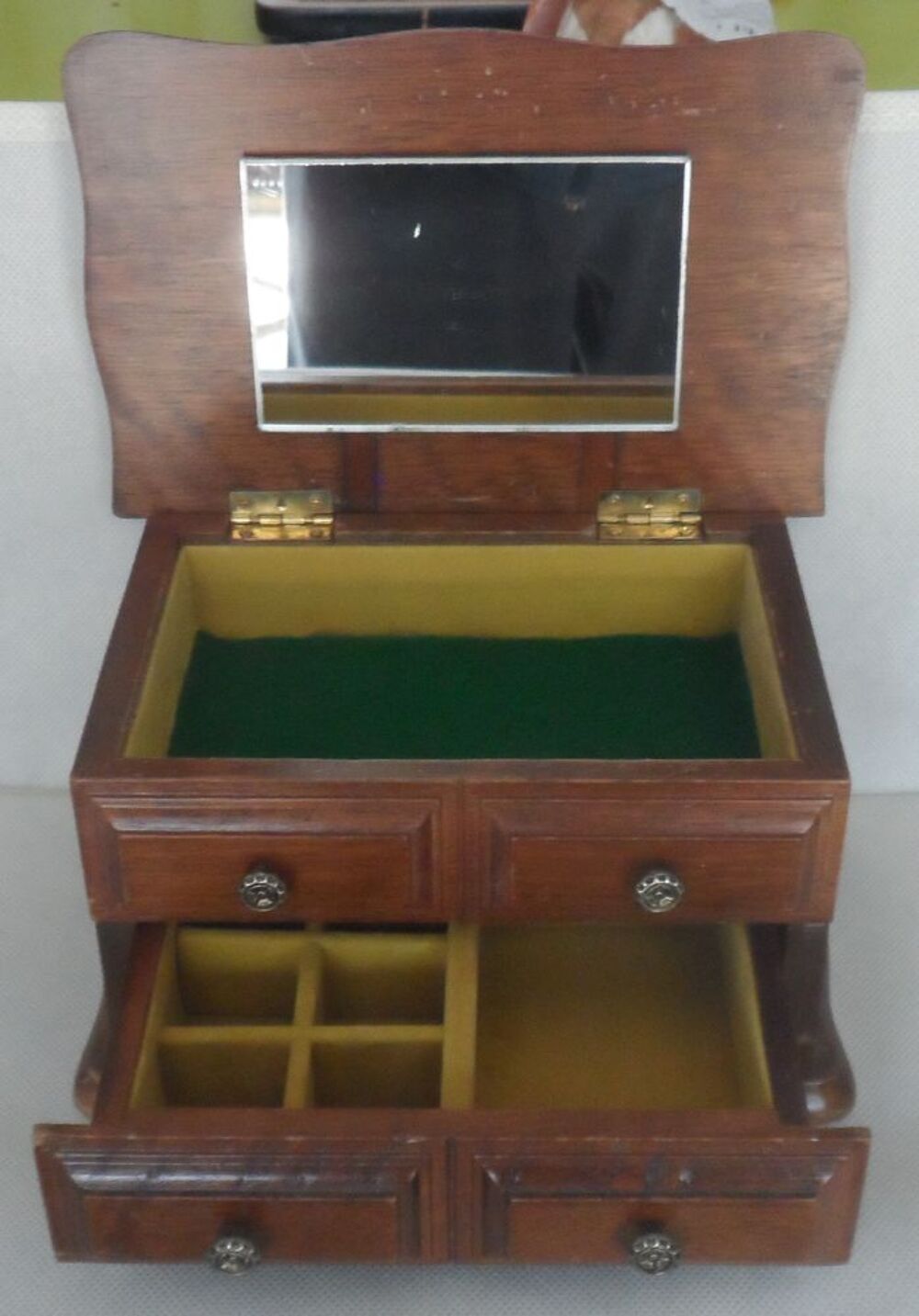 Tr&egrave;s joli petit coffret en bois vintage
18,50 x 12,50 x 10cm Décoration
