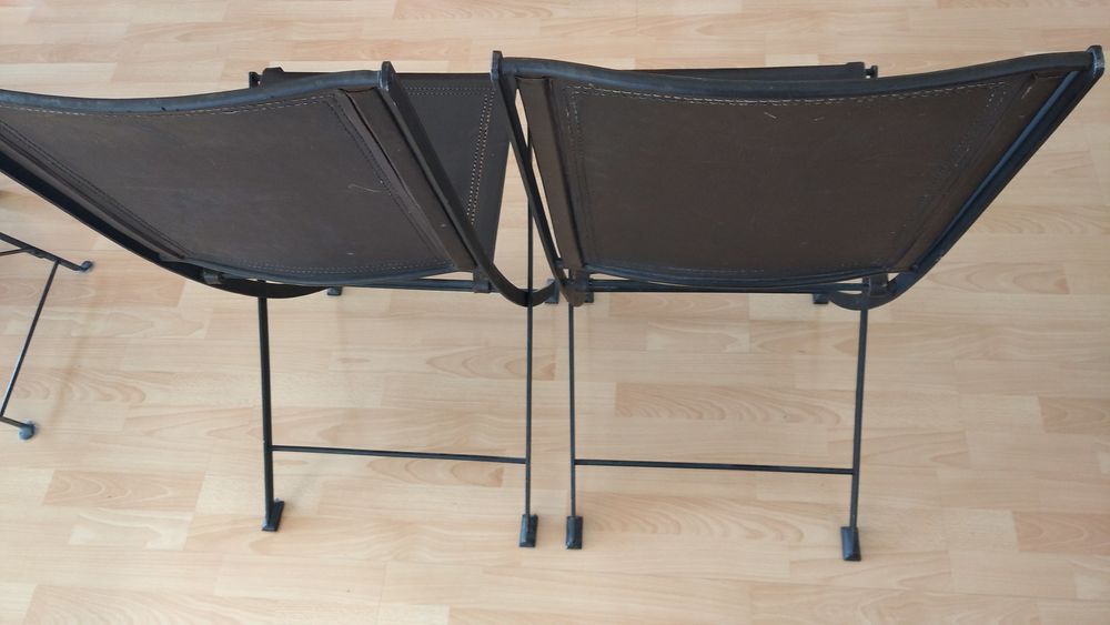 4 Chaises en cuir et m&eacute;tal pliable . Meubles