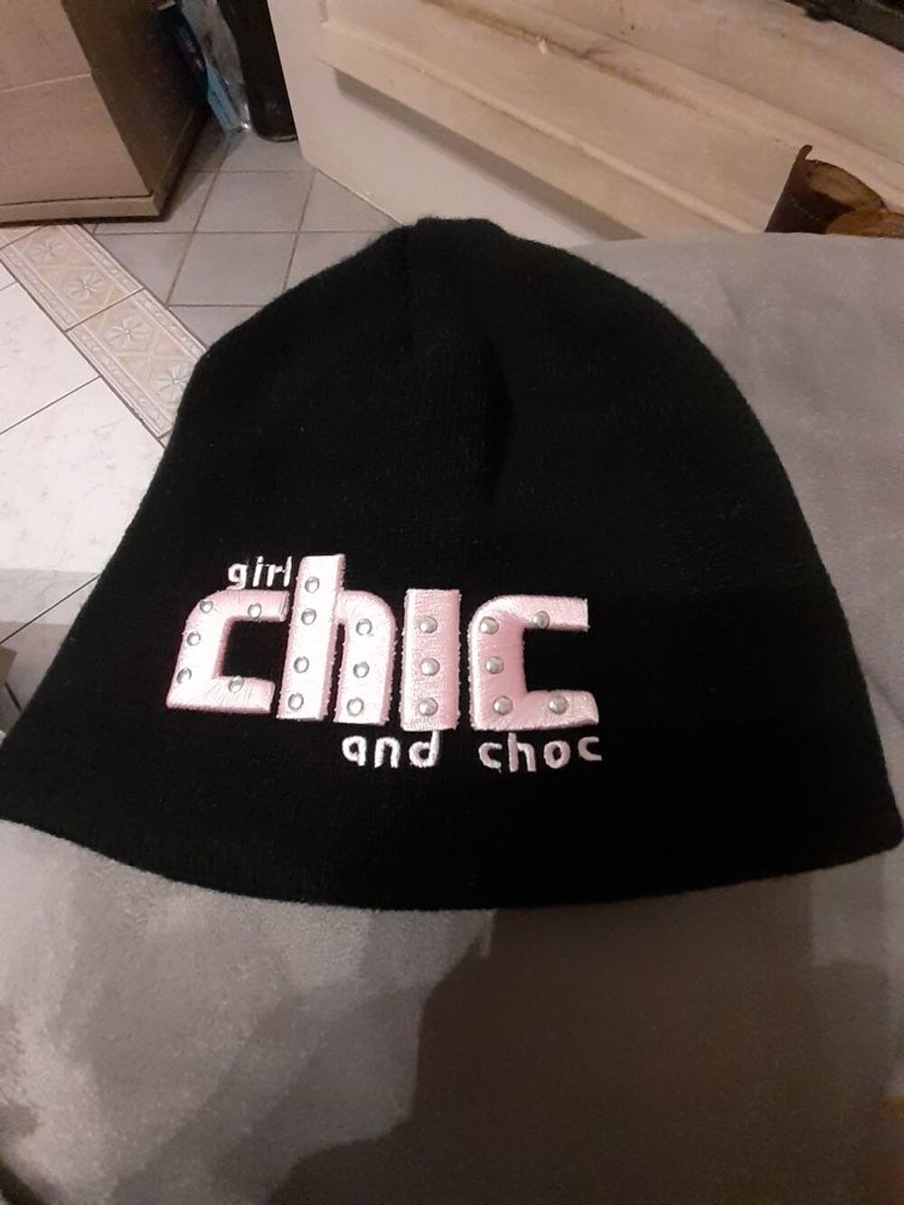 bonnet femme neuf taille unique
couleur : noire et rose
Vêtements