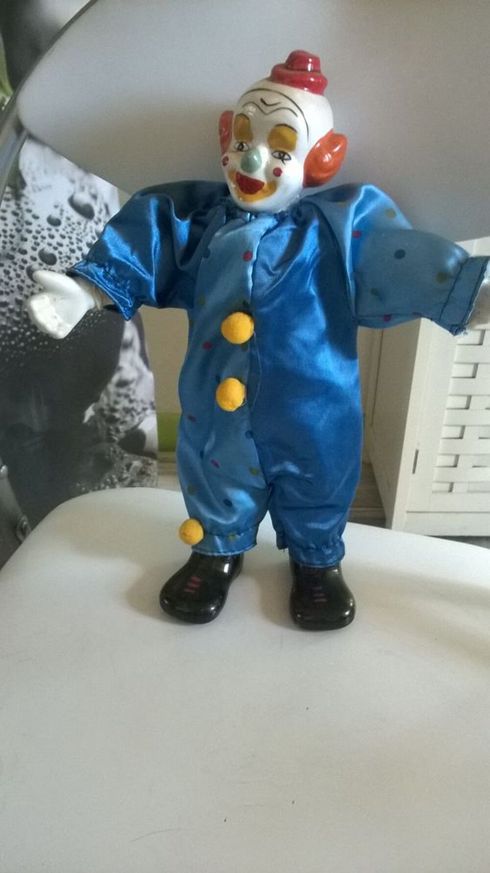 Clown bleu en porcelaine 
articule 
Tres belle pi&egrave;ce 
3
