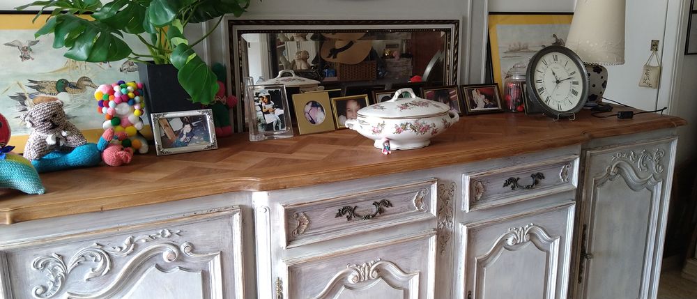 Buffet ancien en bois massif avec une table ronde Meubles