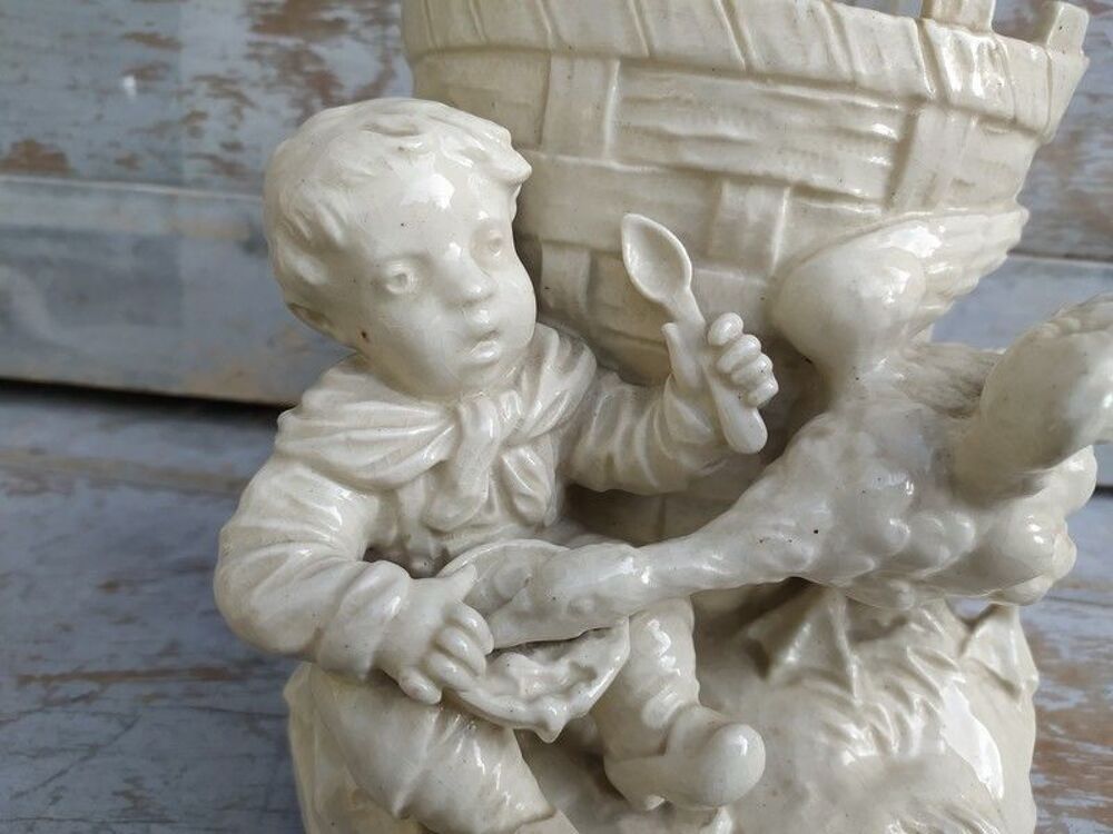 Ancien Vase Fa&iuml;ence Blanche Oie Volant le Gouter d'un Enfant Décoration