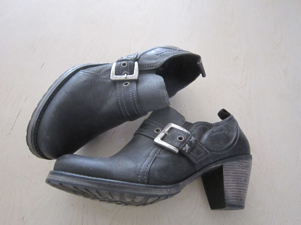Une paire de bottillons Femme Chaussures