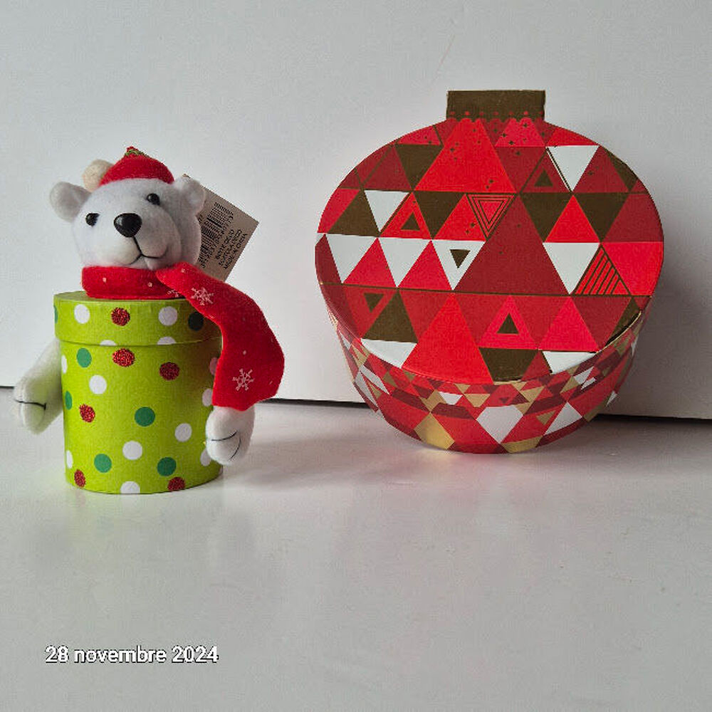 Lot de 2 boites cadeaux nounours en habits de Noel et une bo Décoration