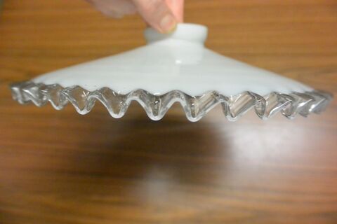 Abat-jour en opaline festonn�e - ann�es 1930
25 Gargenville (78)