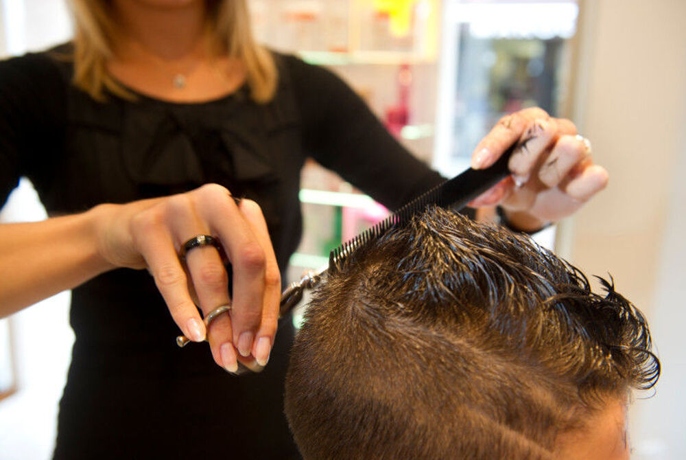   Cherche Coiffeuse / Coiffeur Pour Une Simple Coupe Homme  