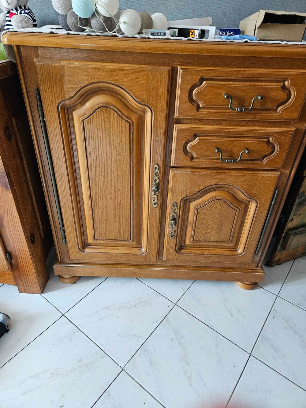 Bonjour salle avec grande table et ses rallonges 1 meuble tv et 1 meuble bas. le tout pour 200€&agrave; d&eacute;battre Meubles