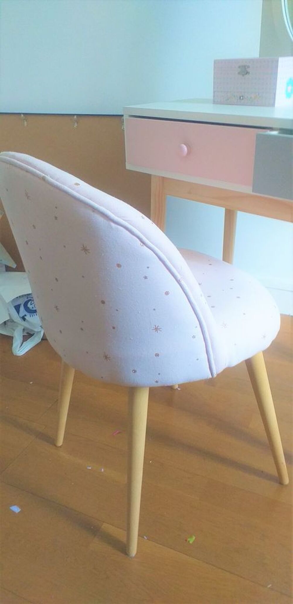 Coiffeuse pour enfants quasi neuf et sa chaise Mobilier enfants