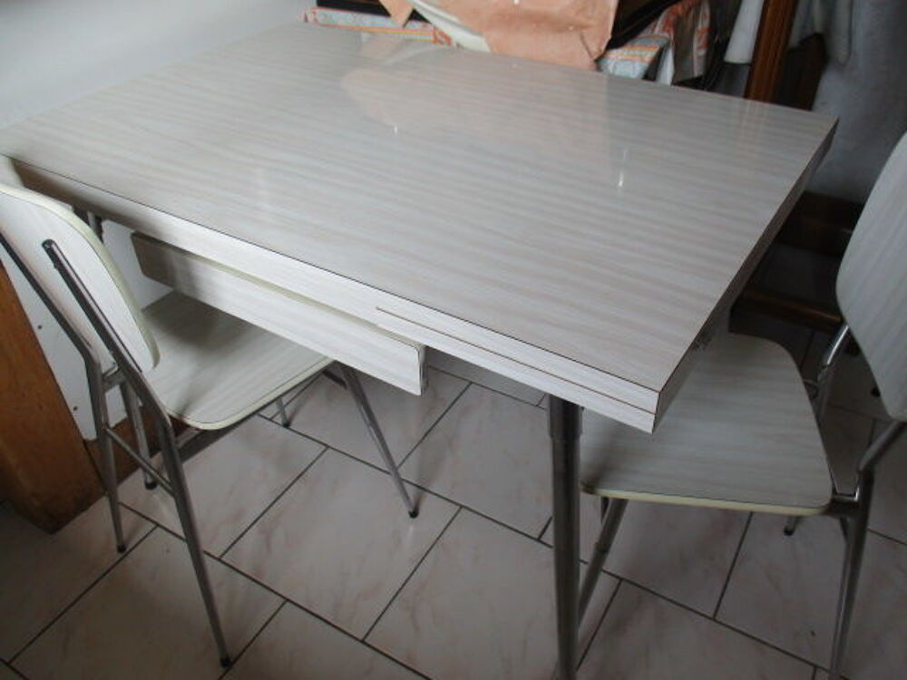 chaises et table en formica Meubles